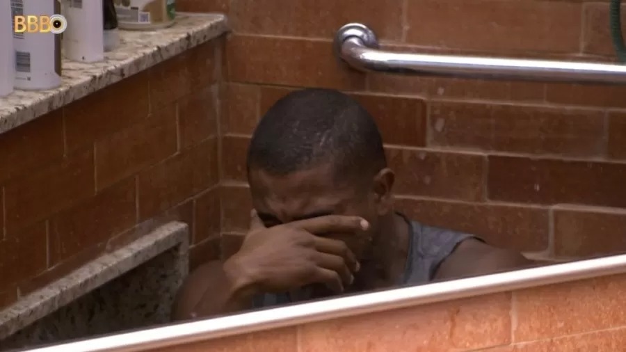 BBB24: Sozinho, Davi tem crise de choro no banheiro da casa