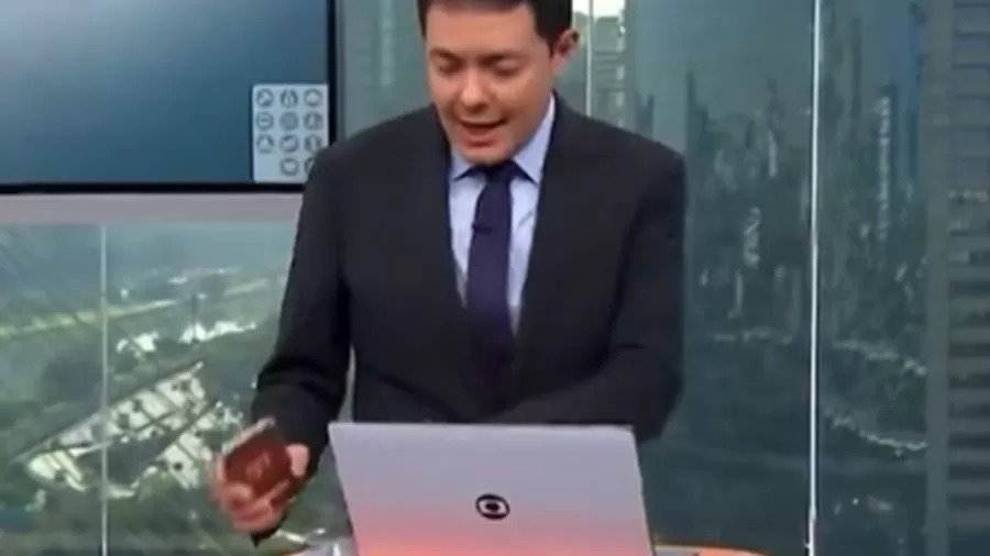 VÍDEO: Apresentador quebra copo ao vivo na Globo e momento viraliza; assista