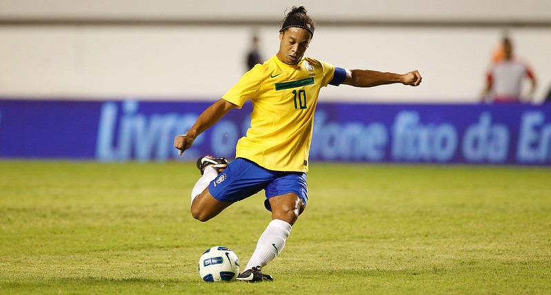 Ronaldinho diz que 'abandonou a seleção brasileira' e detona: 'Falta tudo'