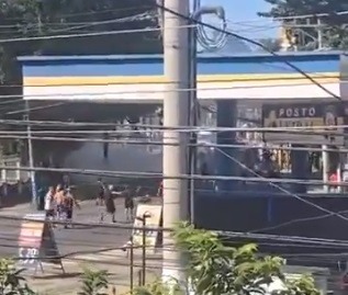 VÍDEO: Torcedores entram em confronto antes do Fla X Flu; ASSISTA