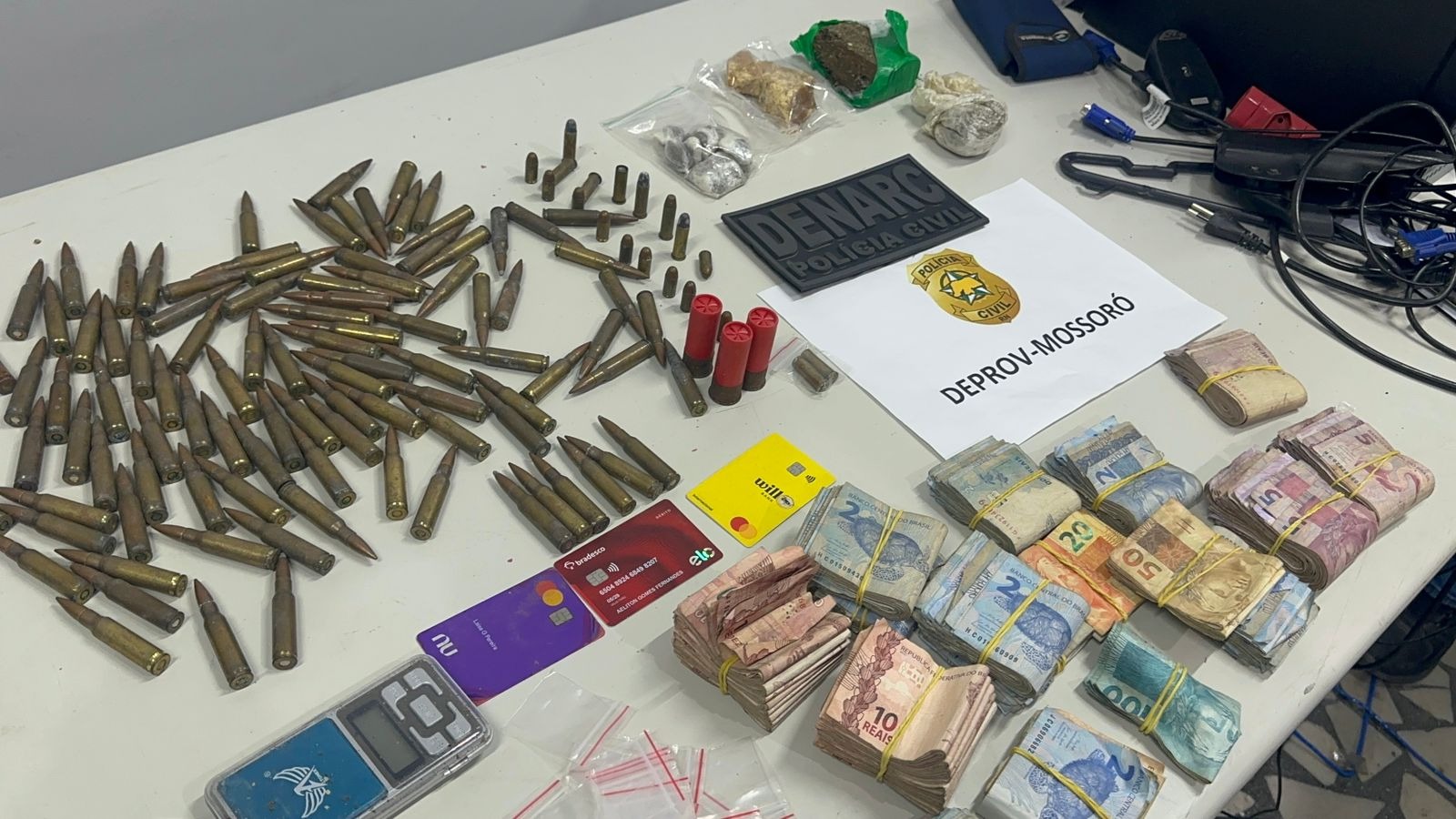 Polícia apreende drogas, munições de fuzil e motocicletas em Mossoró