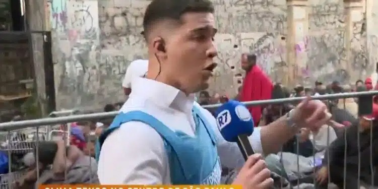 VÍDEO: repórter é surpreendido e atingido por objeto durante cobertura ao vivo; ASSISTA