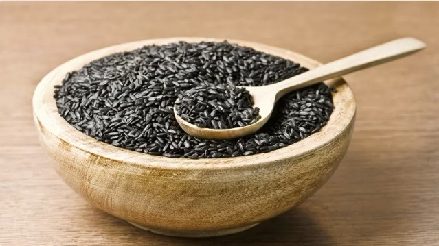 Fortalece imunidade e melhora digestão: veja os benefícios do arroz negro