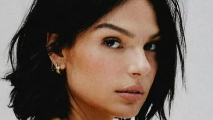 Isis Valverde exibe tatuagem ao posar de lingerie