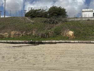 VÍDEO: Um dia após prefeitura abrir engorda de Ponta Negra para população, CAERN joga esgoto no local