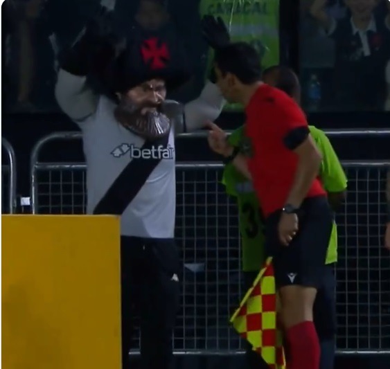 VÍDEO: Mascote do Vasco joga bola para longe e leva bronca de bandeirinha; veja