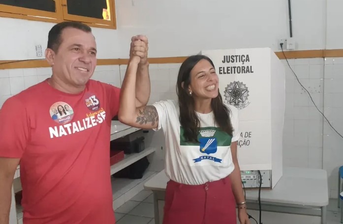Natália Bonavides vota acompanhada do vice Milklei Leite