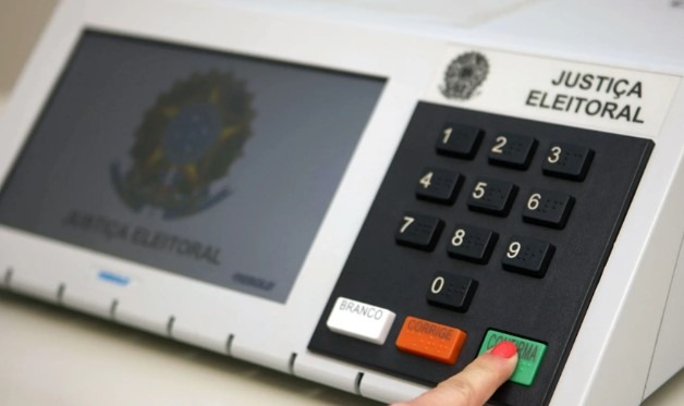 Até as 12h deste domingo, duas pessoas foram presas e 15 detidas por crime eleitoral no Brasil