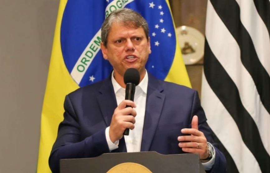 Tarcísio avisa a aliados que desistiu de se filiar ao PL de Bolsonaro