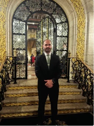 Eduardo Bolsonaro acompanha apuração na casa de Trump: 'Honra estar aqui'