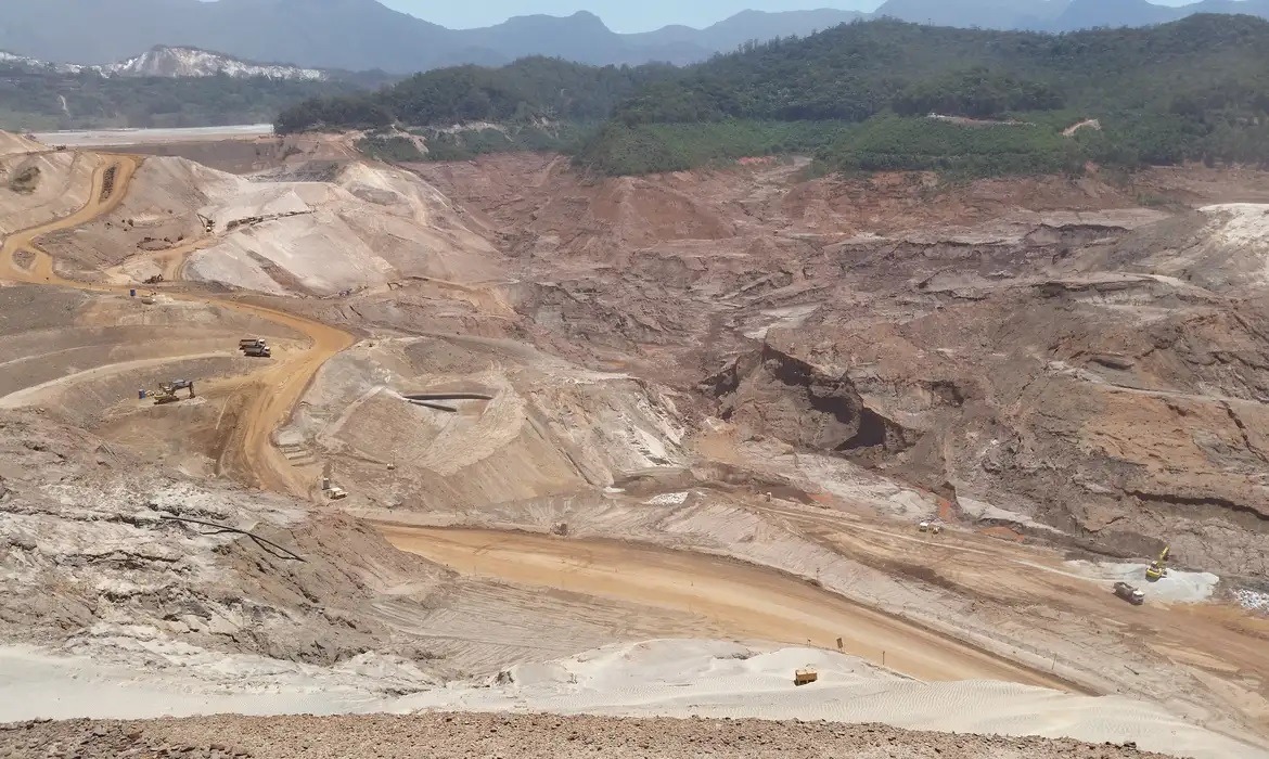 Justiça Federal absolve mineradoras e executivos pela tragédia de Mariana 