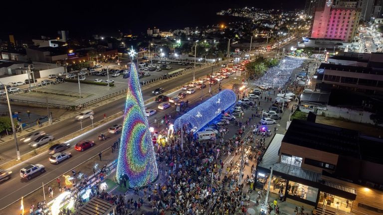Árvore de Natal de Ponta Negra é acesa e inaugura programação do Natal em Natal 2024