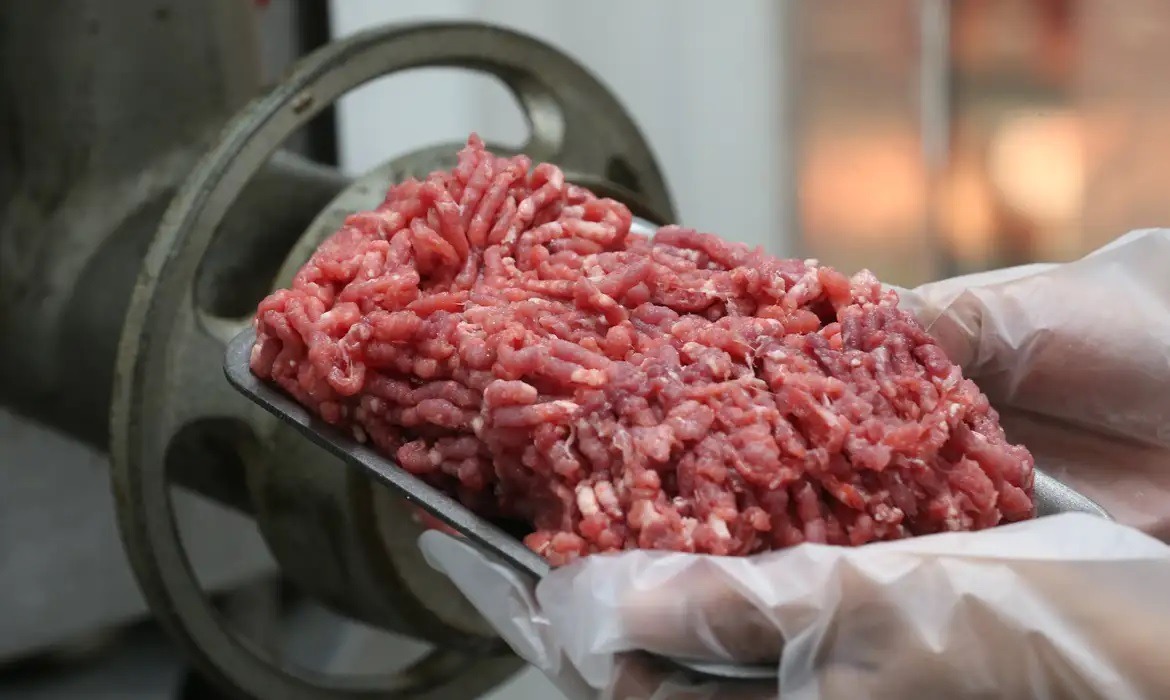 Entenda a crise gerada pelo Carrefour da França à carne do Mercosul