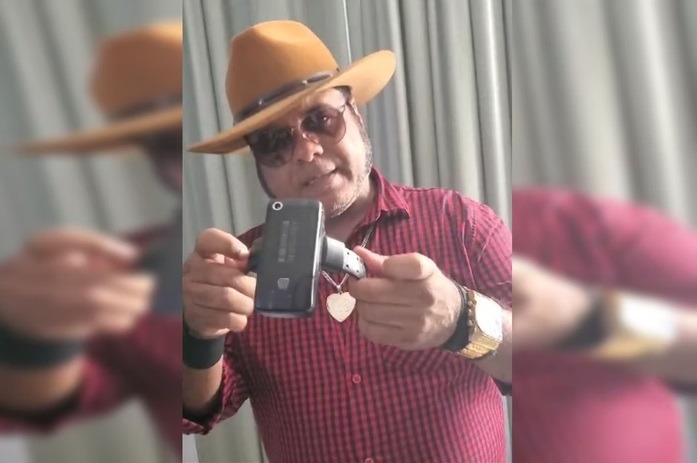 [VÍDEO] Radialista quebra tornozeleira e xinga Moraes: “Enfia no cu”