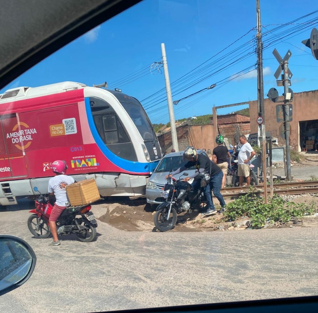 Batida entre trem e carro interdita trecho na zona Oeste de Natal