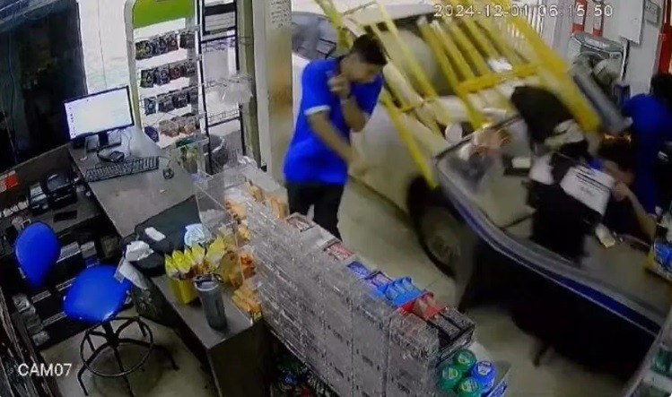 VÍDEO: Homem escapa segundos antes de carro invadir distribuidora