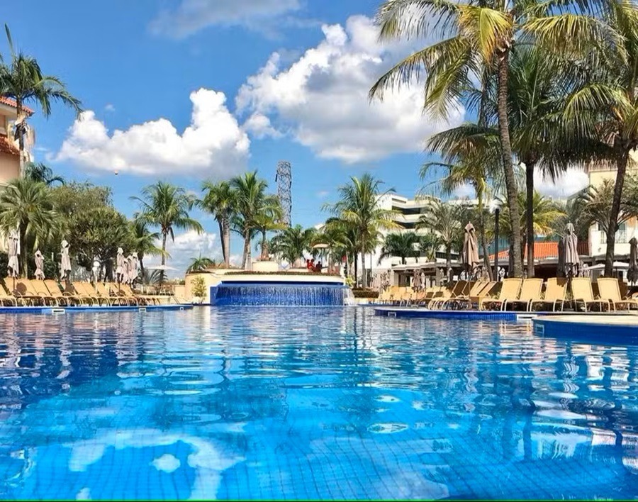 Menina de 10 anos que ficou com cabelo preso na piscina de resort morre após 11 dias internada