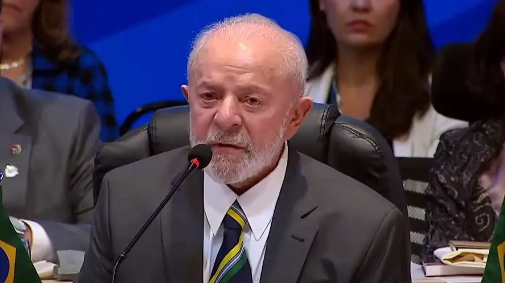 Procedimento foi um sucesso, e Lula está acordado e conversando, diz médico