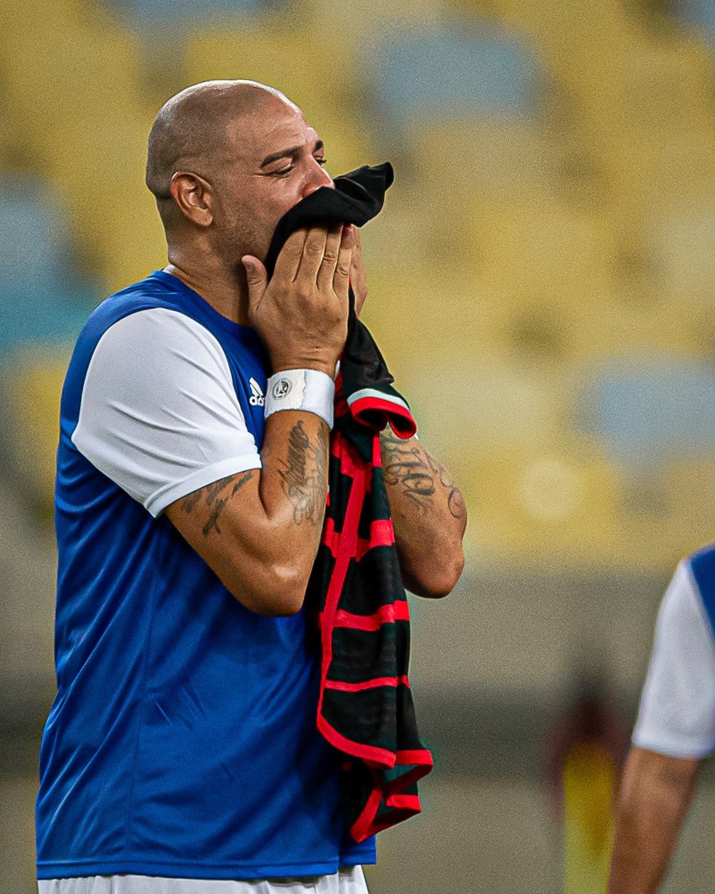 Muito choro e dois gols: a despedida de Adriano Imperador no Maracanã