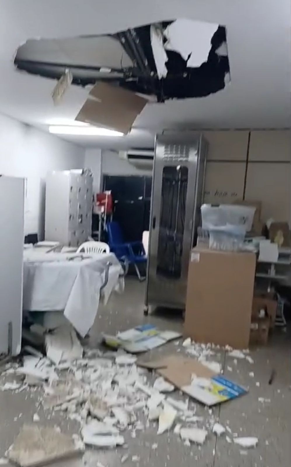 VÍDEO: Teto de sala no Hospital Walfredo Gurgel desaba e quase atinge funcionárias