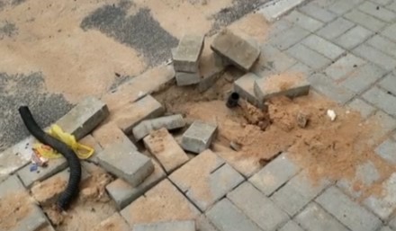 Criminosos furtam fios de postes e deixam rua sem iluminação na Praia do Meio