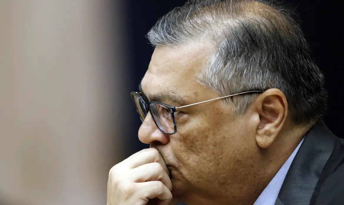 Dino mantém suspensão de R$ 4,2 bi em emendas, mas libera uso de outra parte dos recursos