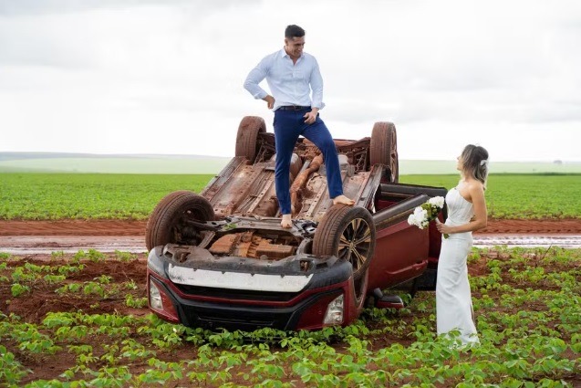 Noivos capotam carro e fazem ensaio pré-casamento no local do acidente
