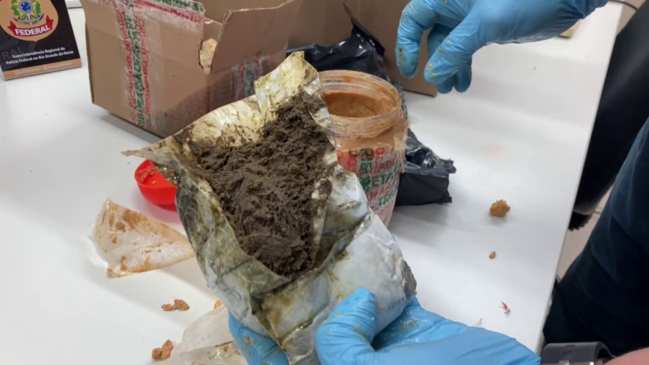 Traficantes utilizam pasta de amendoim para esconder drogas em pacotes nos Correios em Natal, mas cadela da PF encontra