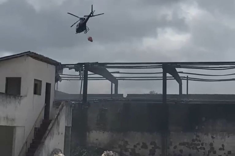 Incêndio de grandes proporções atinge fábrica de material reciclável na Grande Natal