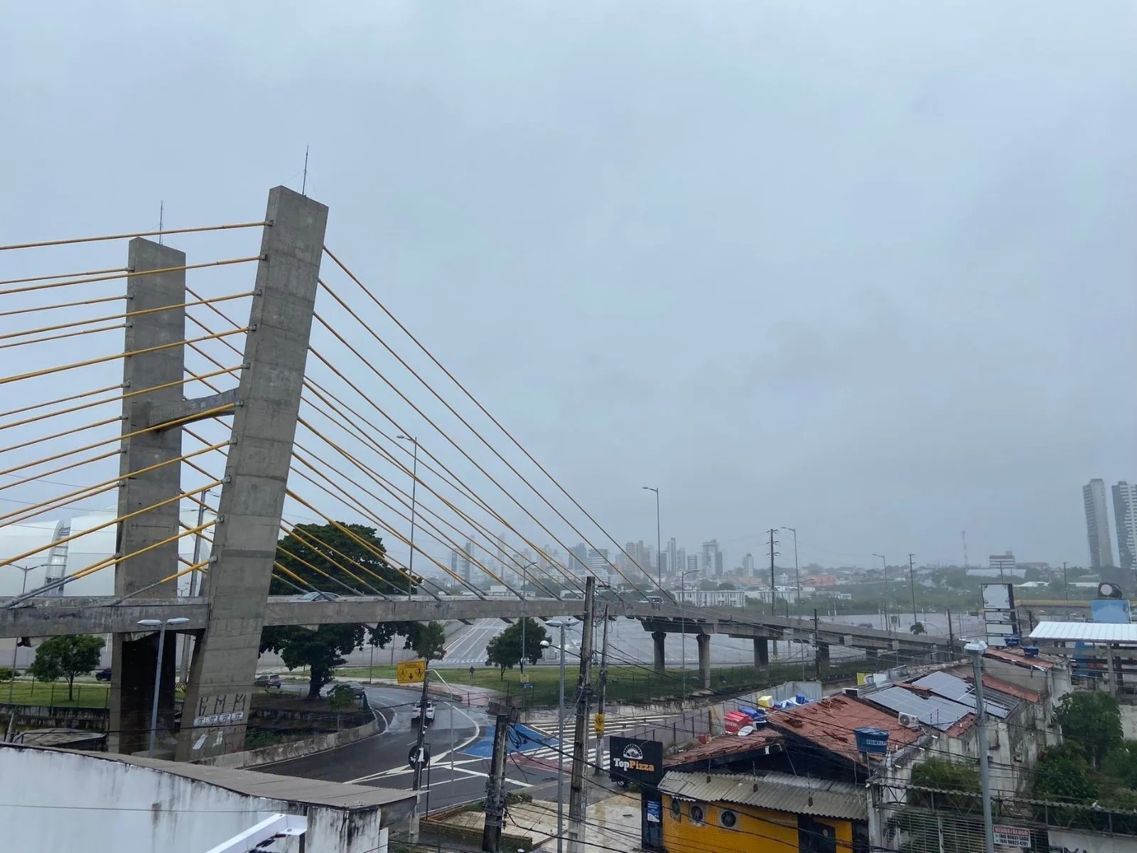 Ruas ficam intransitáveis em Natal; veja pontos de alagamento