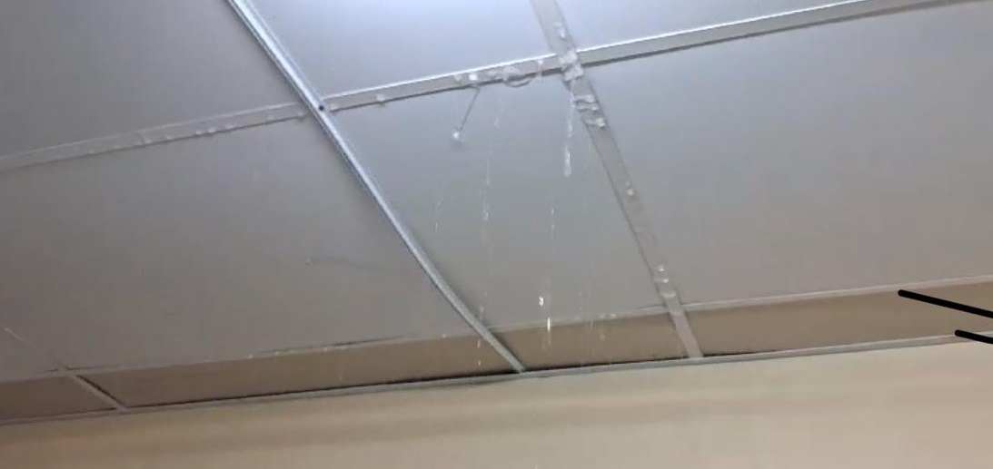Chuva forte provoca infiltração em UTI do Hospital Walfredo Gurgel, em Natal
