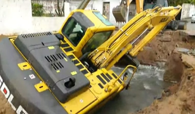 VÍDEO: Cratera reabre em Igapó e engole máquina da Prefeitura