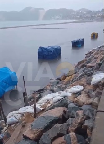 Trecho da Praia de Ponta Negra fica alagado após fortes chuvas; veja imagens