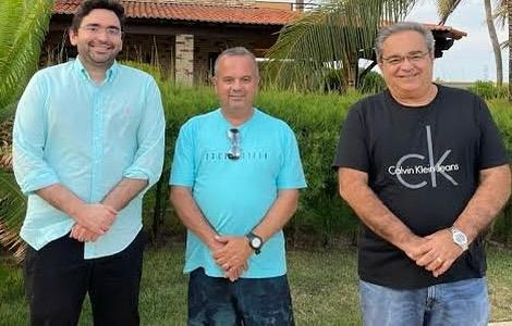Álvaro Dias, Rogério Marinho e Adjuto Dias se reúnem para almoço em clima de veraneio