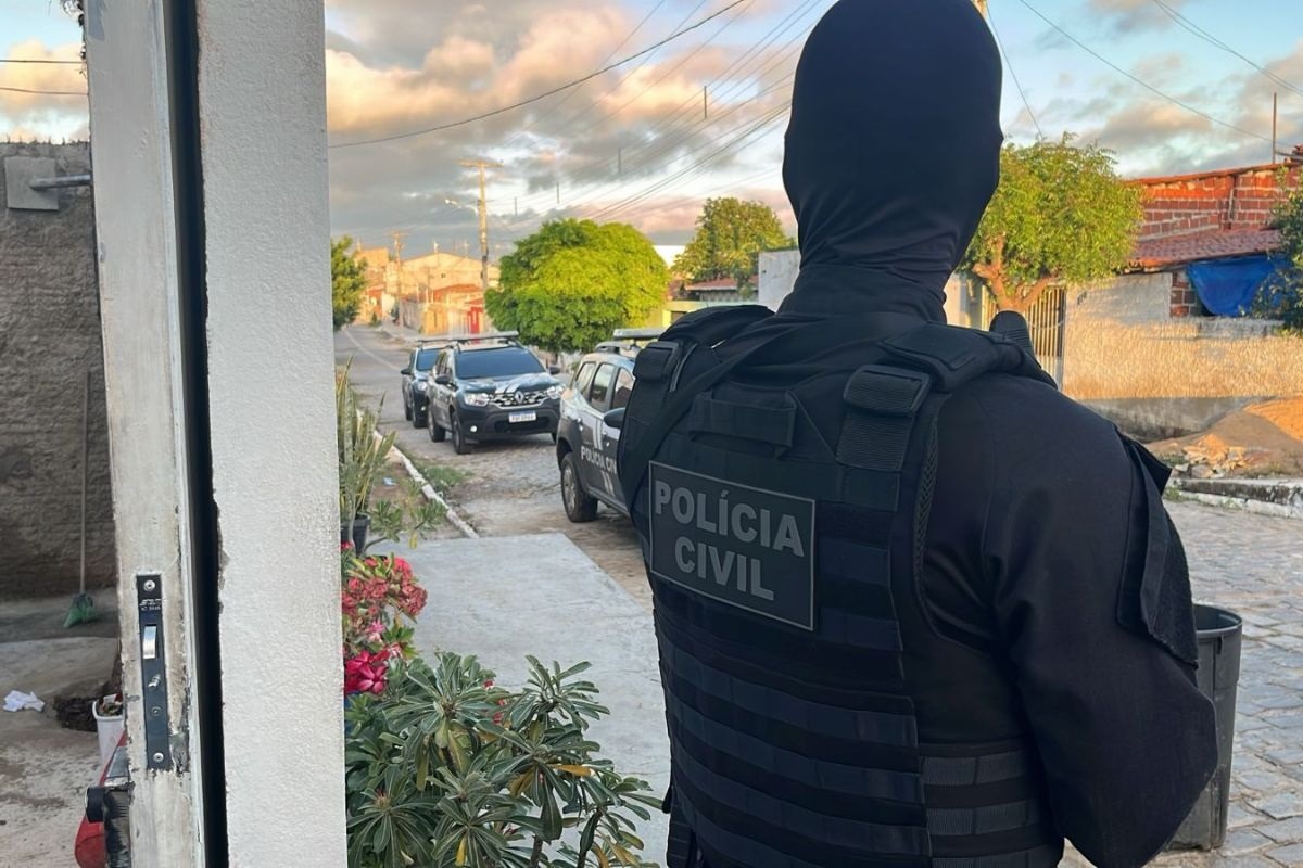 Polícia Civil e PM prendem três pessoas em operação contra facção criminosa em Tibau do Sul