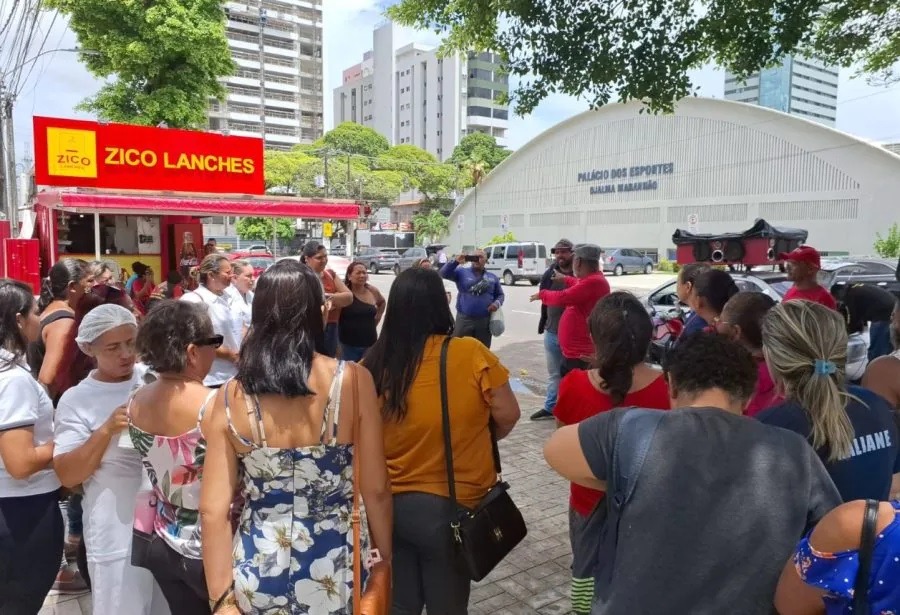 Com salário atrasado, merendeiras entram em greve em escolas da rede estadual