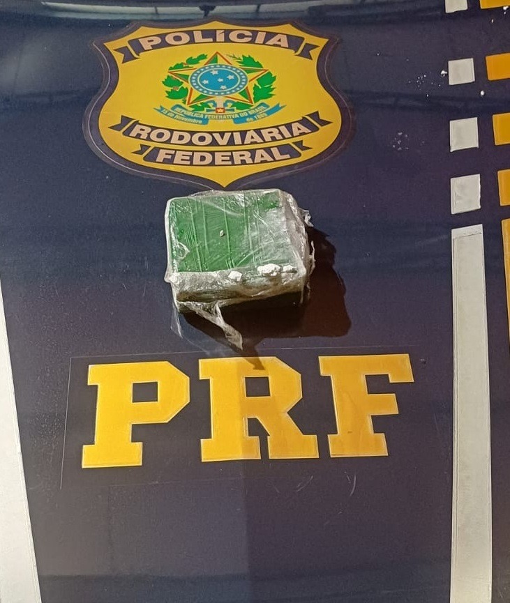 Passageiro de ônibus é preso com 1kg de cocaína após causar transtornos durante viagem