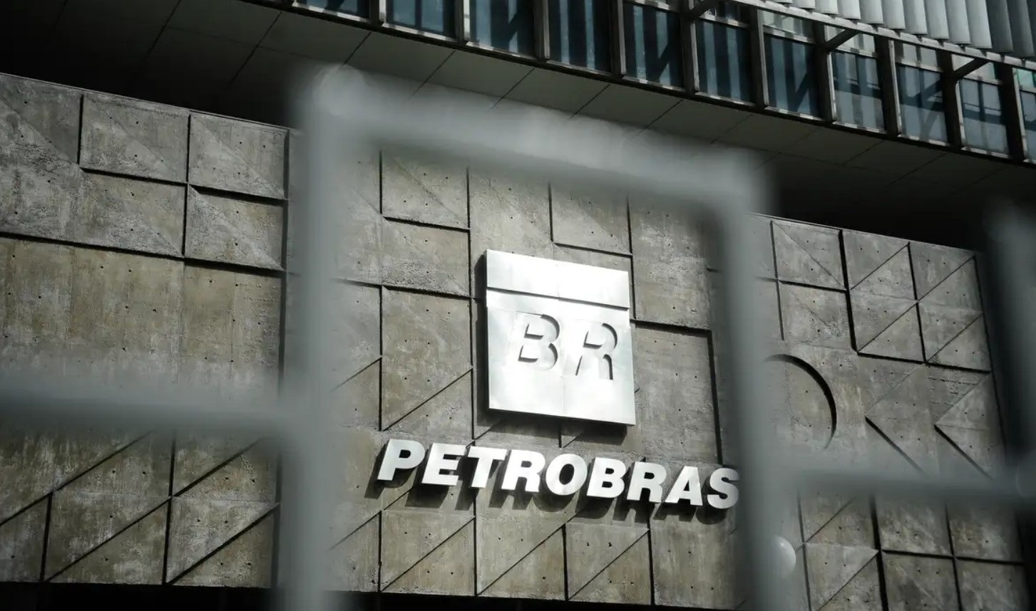 Petrobras tem prejuízo de R$ 17 bi no 4º trimestre; lucro anual caiu 70,6%