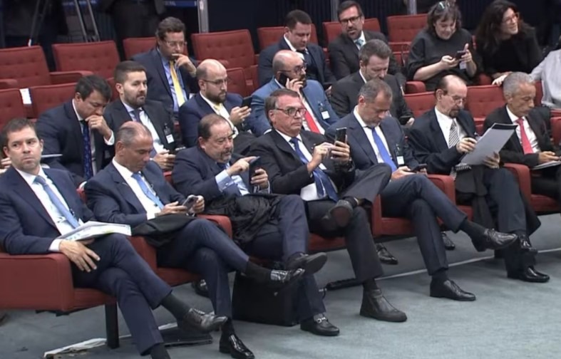 Em sessão do STF, Bolsonaro faz analogia em dia de Brasil x Argentina: ‘No meu caso, o juiz apita contra...