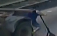 VÍDEO: Homem perde controle de patinete elétrico e morre atropelado
