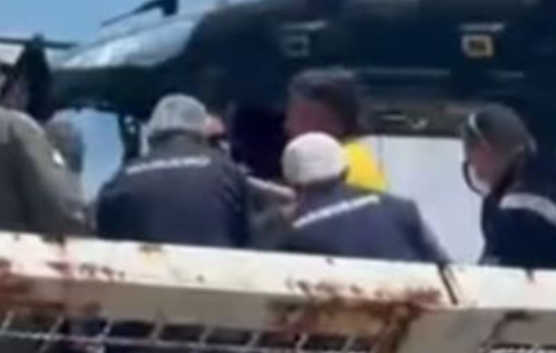 VÍDEO: Bolsonaro chega a Natal e é levado de maca para hospital