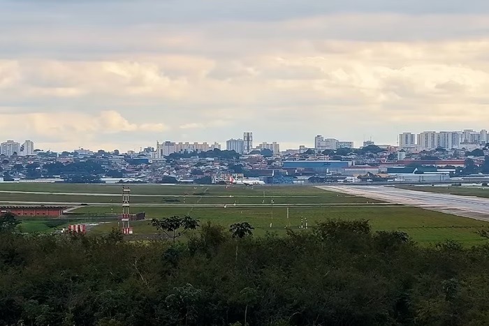 Piloto alerta torre ao ver crianças na pista do aeroporto de Guarulhos