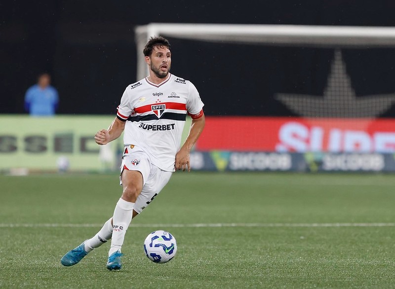 Atacante de gigante do Brasileirão sofre grave lesão no joelho