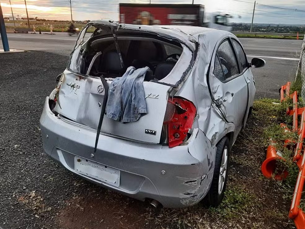 Motorista vê carro capotado, para em rodovia para ajudar e tem seu veículo furtado pelo homem que socorria