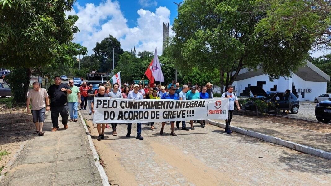 Servidores da UFRN e UFERSA realizam paralisação para exigir cumprimento integral de acordo