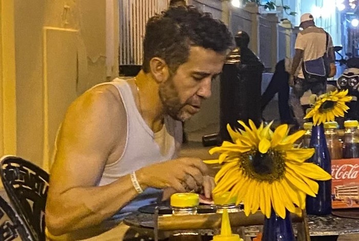 Em Cuba, Janones dá “piti” por conta em bar