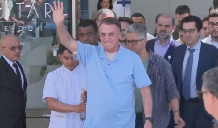 VÍDEO: Bolsonaro tem alta três semanas após cirurgia para desobstruir intestino