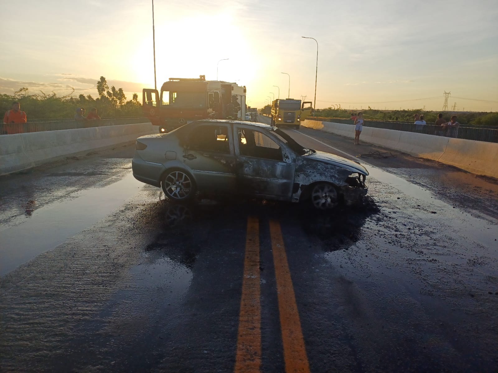 VÍDEO: Carro pega fogo em cima de ponte na BR-304 em Assú