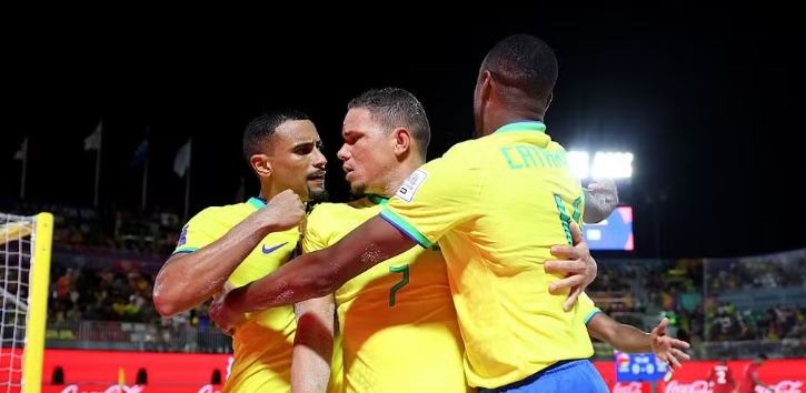 Potiguar marca e Brasil faz 11 em cima de Omã na Copa do Mundo de futebol de areia