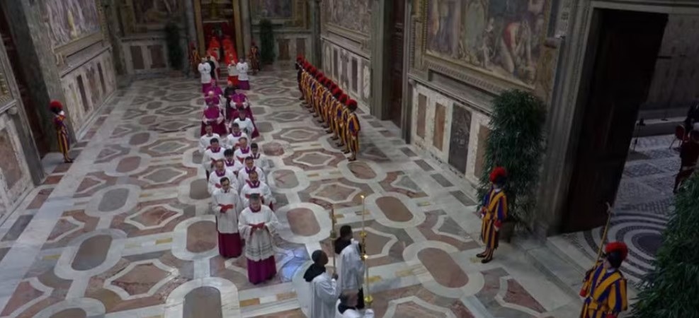 Cardeais entram na Capela Sistina em procissão para dar início ao conclave